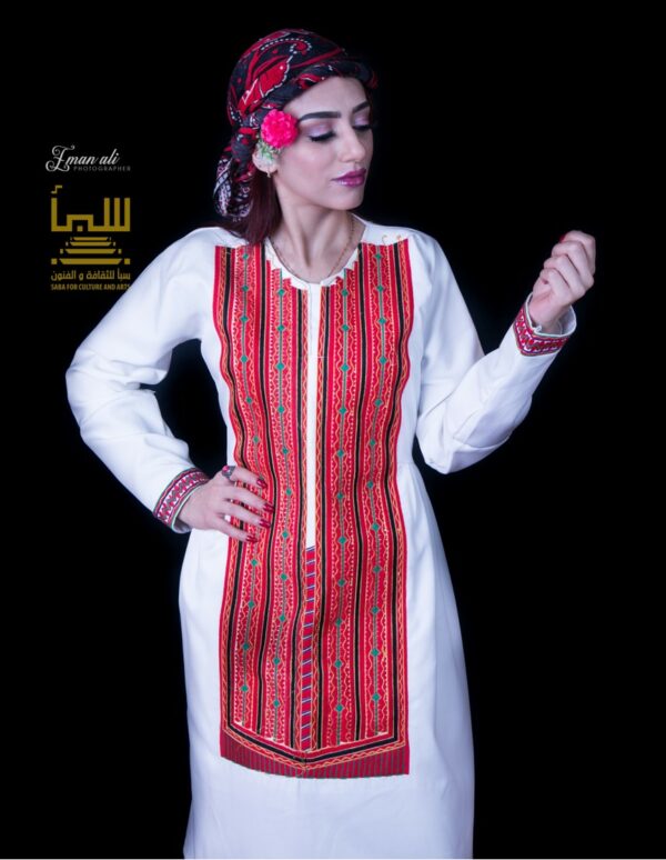 زي صبري ابيض واسود بتطريز باللون الاحمر مع بنطلون بدون طرحة الراس
