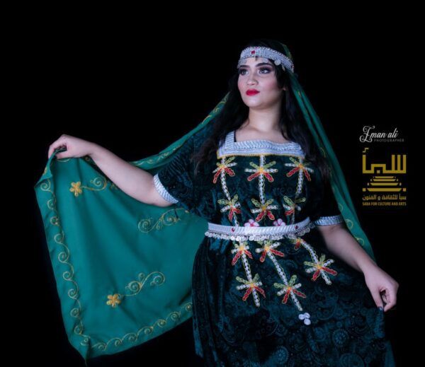 زي حضرمي اخضر بأكمام قصيرة مطرزة فضي من الاطراف وملون من الصدر بدون ملحقات