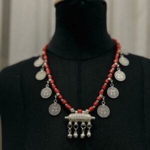 طقم فضي بحرز احمر 2 قطعتين