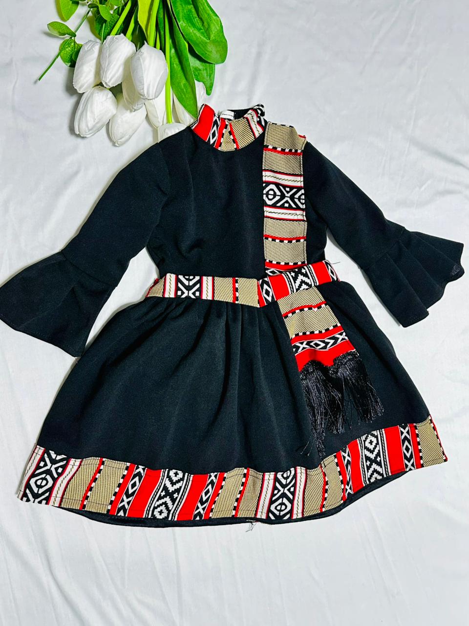 فستان اسود مع شال احمر واكمام بناتي (2-10)